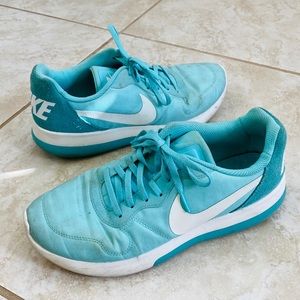 Nike women’s teal tennis shoes 9